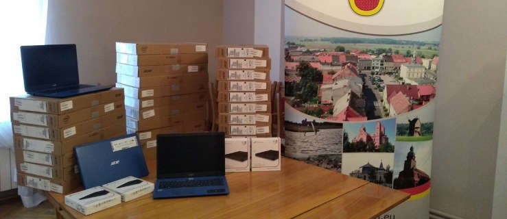 Komputery za 95 tys. zł trafiły do jutrosińskich uczniów - Zdjęcie główne
