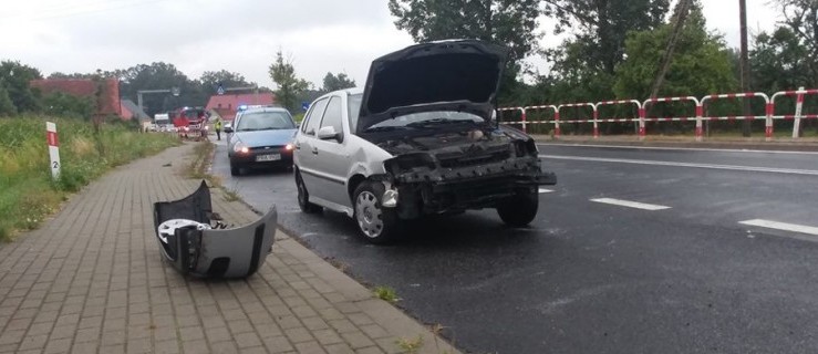 Wjechała na plamę. Wpadła w poślizg. Uderzyła w bariery - Zdjęcie główne