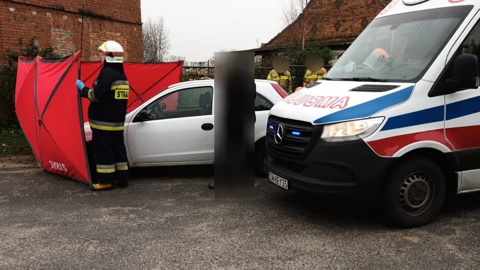 Nagłe zatrzymanie krążenia u mężczyzny. Załoga karetki i strażacy ruszyli na ratunek - Zdjęcie główne