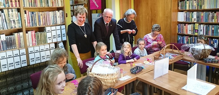 Burmistrz złożył życzenia bibliotekarkom  - Zdjęcie główne