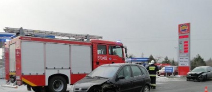 Zderzenie dwóch aut przy stacji paliw - Zdjęcie główne