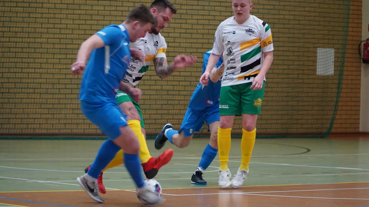 Futsalowe derby powiatu rawickiego wyjątkowo w Pakosławiu. Drużyna z Jutrosina triumfowała [ZDJĘCIA] - Zdjęcie główne