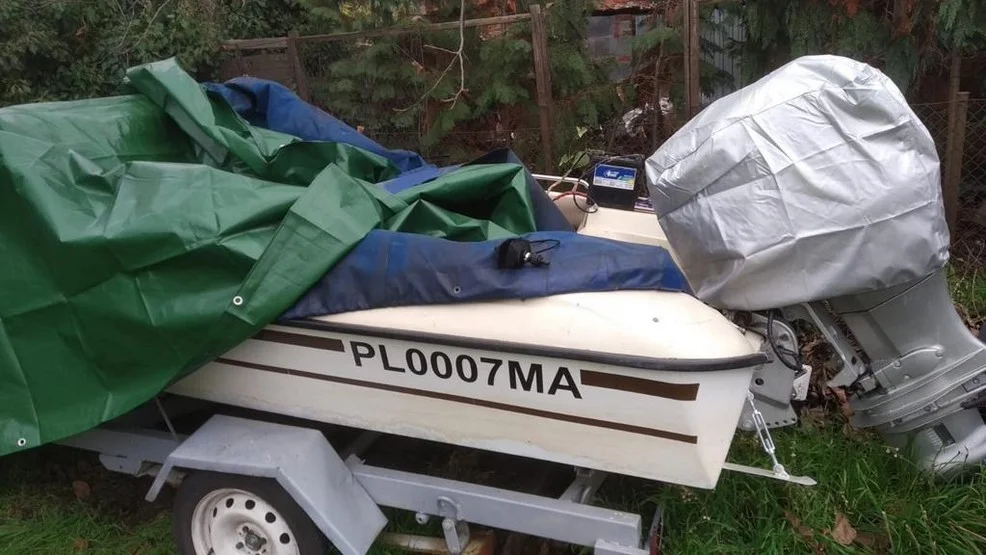 Zuchwała kradzież w Rawiczu. Zniknęła przyczepka i łódź motorowa z silnikiem - Zdjęcie główne