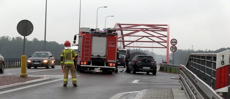 Zderzenie na wiadukcie DK36. Kierowca zabrany do szpitala - Zdjęcie główne