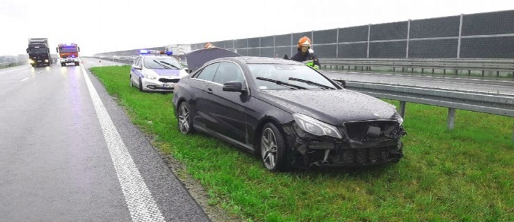 Mercedes uderzył w barierki na S5 - Zdjęcie główne