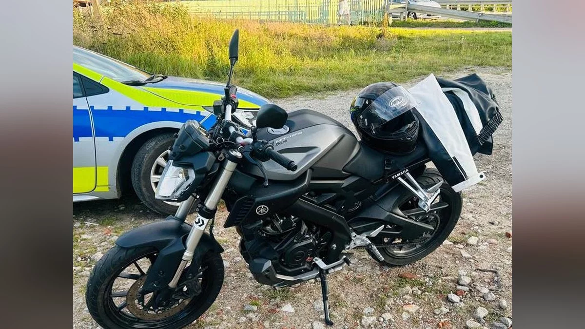 Zatrzymała się przed przejściem dla pieszych. W jej auto uderzył motocyklista - Zdjęcie główne