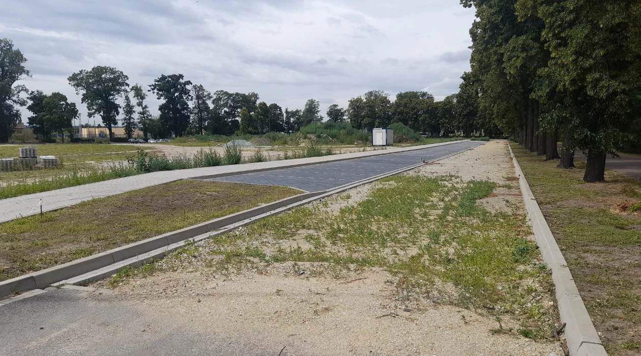 Co z asfaltem na drodze prowadzącej do PKP w Rawiczu? - Zdjęcie główne