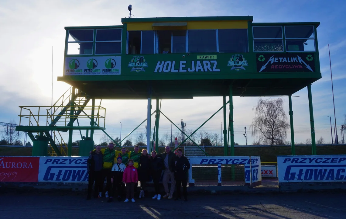 Dosłowne porządki w Kolejarzu. Kibice sprzątali stadion - Zdjęcie główne