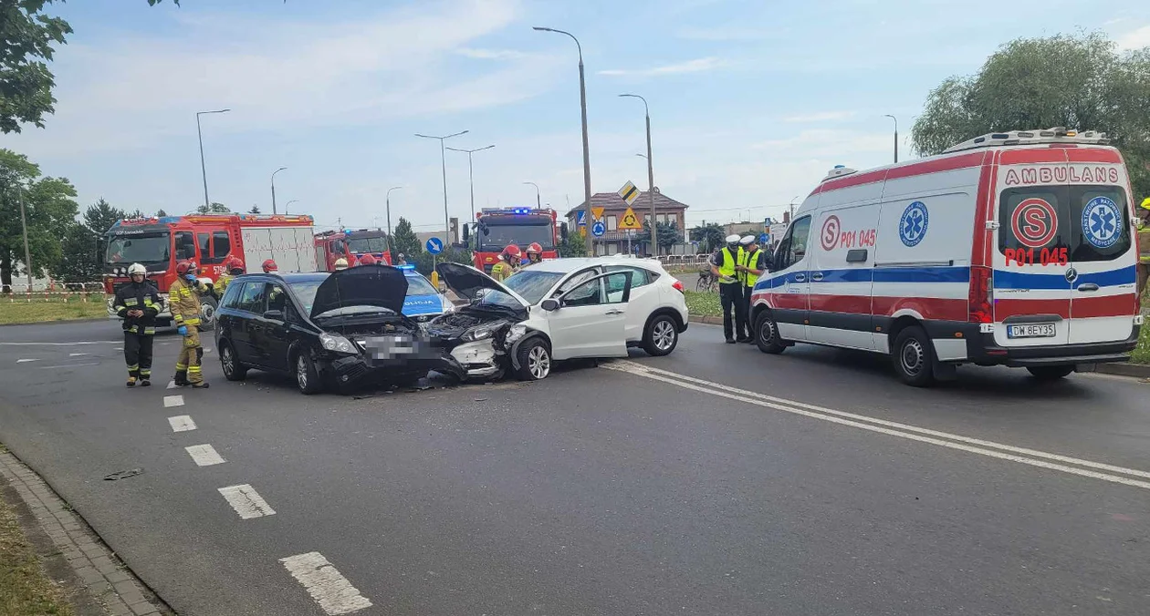 Wypadek na skrzyżowaniu ulic Przyjemskiego i Leśnej w Rawiczu [ZDJĘCIA] - Zdjęcie główne