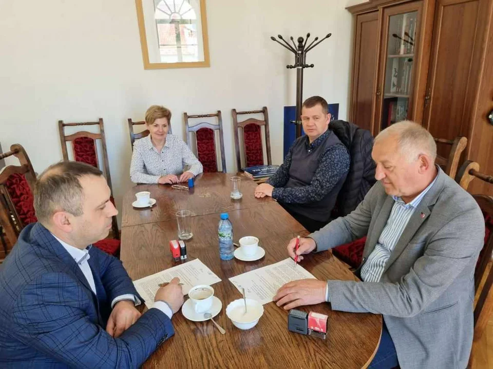 Przypieczętowali kolejny remont dróg w gminie Jutrosin - Zdjęcie główne