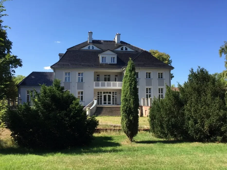 Pałac z parkiem w Ulini (koło Łeby), cena 5 500 000 zł. Nieruchomość zabytkowa. Od 1637 roku należała m.in. do rodziny von Krockow. Wpisana do rejestru zabytków jako zespół pałacowo-parkowy pod pozycją rejestru A-325. Zespół pałacowo - parkowy, o powierzchni łącznej 1.28 ha w użytkowaniu wieczystym do dnia 05.12.2089 roku. Pałac po kapitalnym remoncie – stan techniczny bardzo dobry, standard deweloperski. Dane powierzchni użytkowych: budynek pałacu 1.799,80 m2 dobudowane skrzydło do pałacu - basen 166,00 m2. Park przy pałacu pielęgnowany i zadbany, cała posesja ogrodzona.