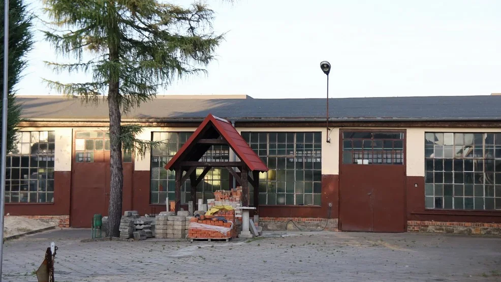Powiat sprzedaje stare warsztaty Zespołu Szkół Zawodowych w Rawiczu - Zdjęcie główne