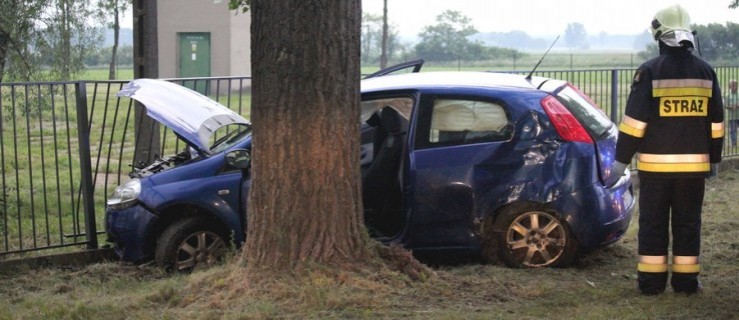 Wypadek w Zakrzewie. Auto uderzyło w drzewo - Zdjęcie główne