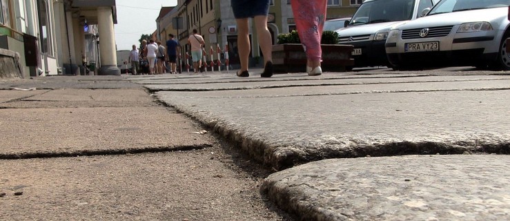 Rozbił sobie głowę o granit. Niebezpieczny chodnik na rynku - Zdjęcie główne