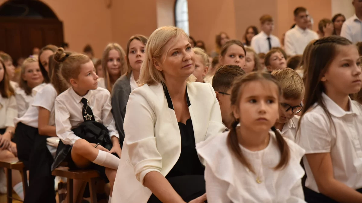 Nie jest dyrektorem, ale zostaje w szkole. Radni podziękowali Dominice Ugorek za współpracę - Zdjęcie główne