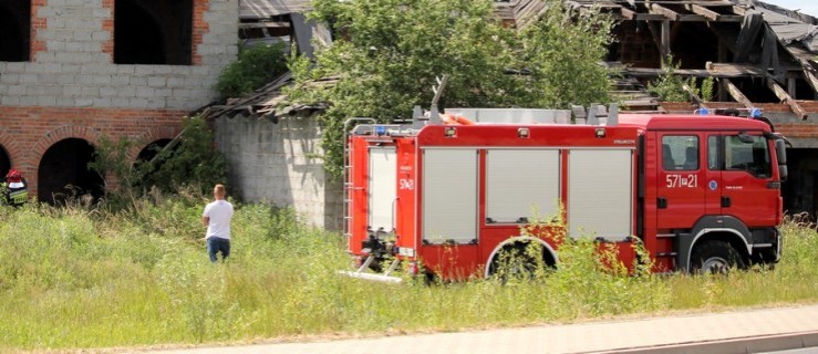 Strażak zauważył dym, wydobywający się z pustostanu. Wezwał pomoc - Zdjęcie główne