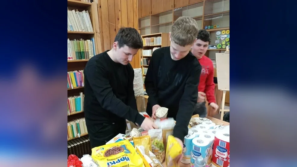 Uczniowie pomagają, jak potrafią - Zdjęcie główne