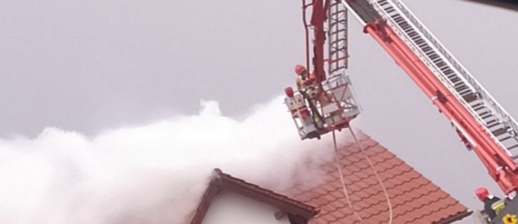 Pożar poddasza budynku mieszkalnego w Folwarku - Zdjęcie główne