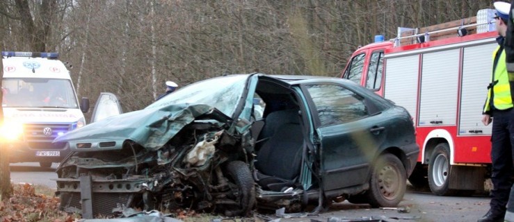 Fiat uderzył w drzewo. Kierowca zakleszczony w pojeździe - Zdjęcie główne