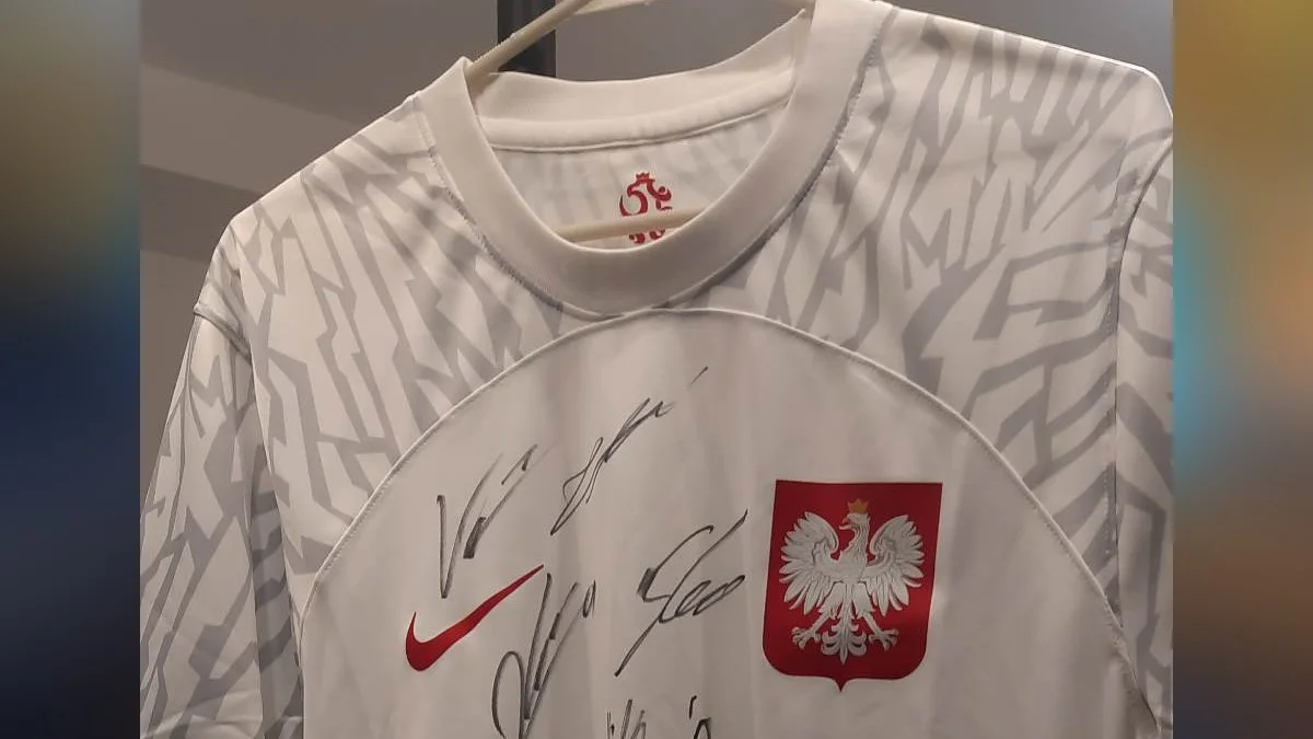 Nie lada gratka dla sympatyków reprezentacji Polski. Tę koszulkę można wylicytować - Zdjęcie główne