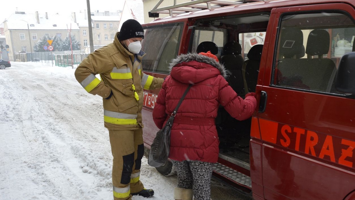 Strażacy pomagają seniorom. Transportują do punktów szczepień - Zdjęcie główne