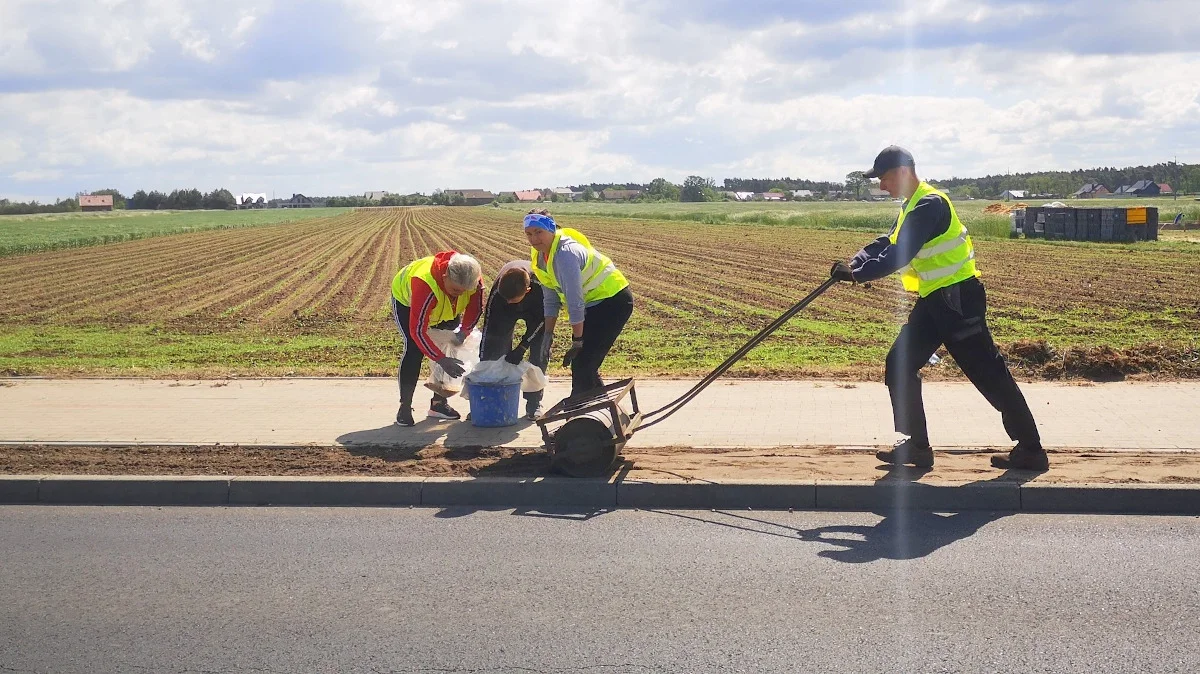 Pod Jutrosinem siali łąkę kwietną. Do pomocy przyjechał starosta [ZDJĘCIA] - Zdjęcie główne