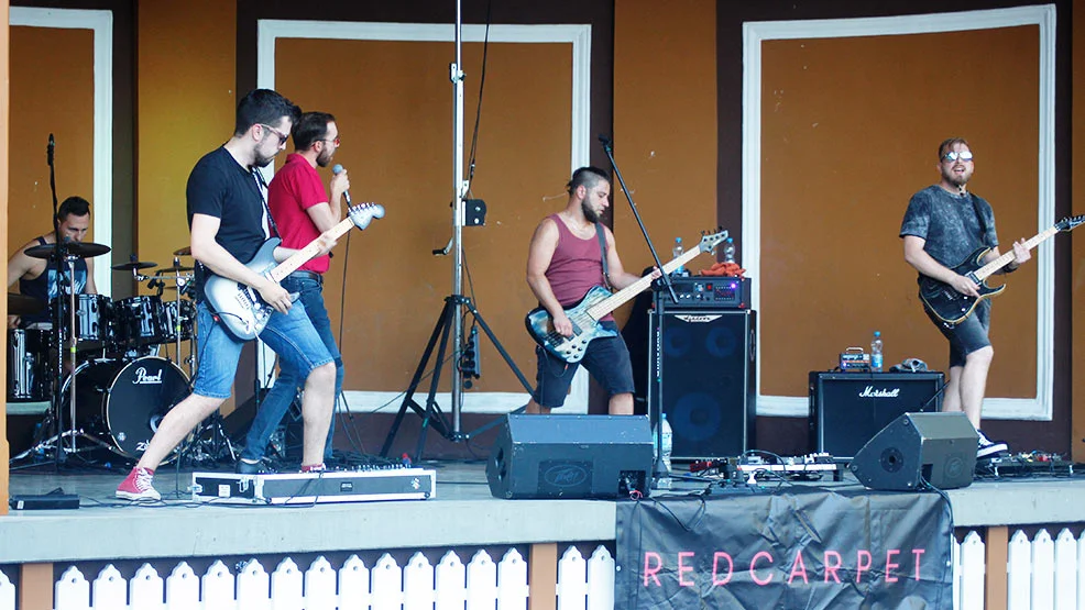 Żywiołowy koncert poznańskiego zespołu RedCarpet w muszli koncertowej przy Domu Kultury w Rawiczu - Zdjęcie główne