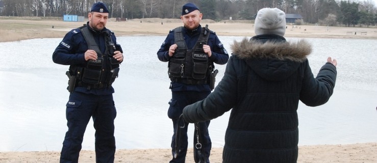 Policjanci kontrolują plaże, skwery i parki. "Będą reagować na przypadki łamania zasad" - Zdjęcie główne