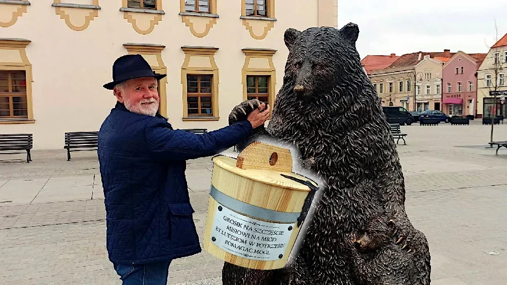 Minęły dwa miesiące, a misie wciąż zbierają na miód - Zdjęcie główne