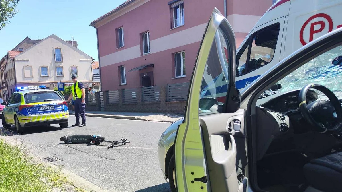 Zderzenie na ul. Wały Poniatowskiego w Rawiczu. 14-latek trafił do szpitala - Zdjęcie główne