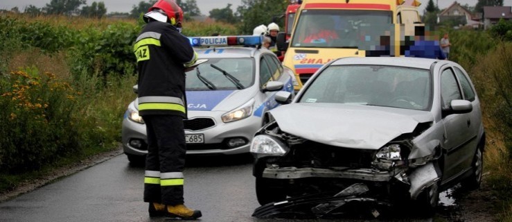 Zderzenie czołowe pod Konarami. Dwie osoby poszkodowane - Zdjęcie główne