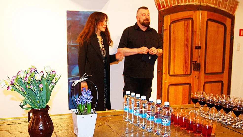 Wernisaż wystawy Pauliny Kowalczyk w Sali Piecowej w Rawiczu. Błękit jako kolor wiodący i dominujący - Zdjęcie główne