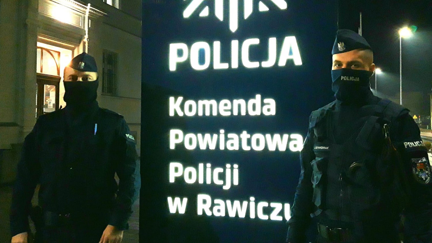 Zapomniała kluczy od drzwi wejściowych. Pomogli jej policjanci - Zdjęcie główne