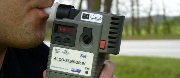 Motorowerzysta był tak pijany, że zasnął w rowie. Kluczyki zabrał mu inny kierowca - Zdjęcie główne