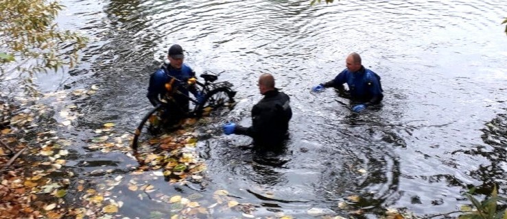 Strażacy ochotnicy czyścili staw. Na dnie znaleźli... - Zdjęcie główne