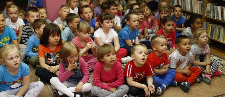 Przedstawienie lalkowe w wykonaniu rawickich bibliotekarek - Zdjęcie główne