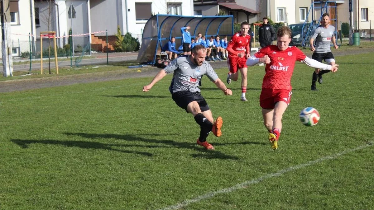 Wymiana ciosów w Cielczy. Zacięty mecz piątoligowców [ZDJĘCIA]