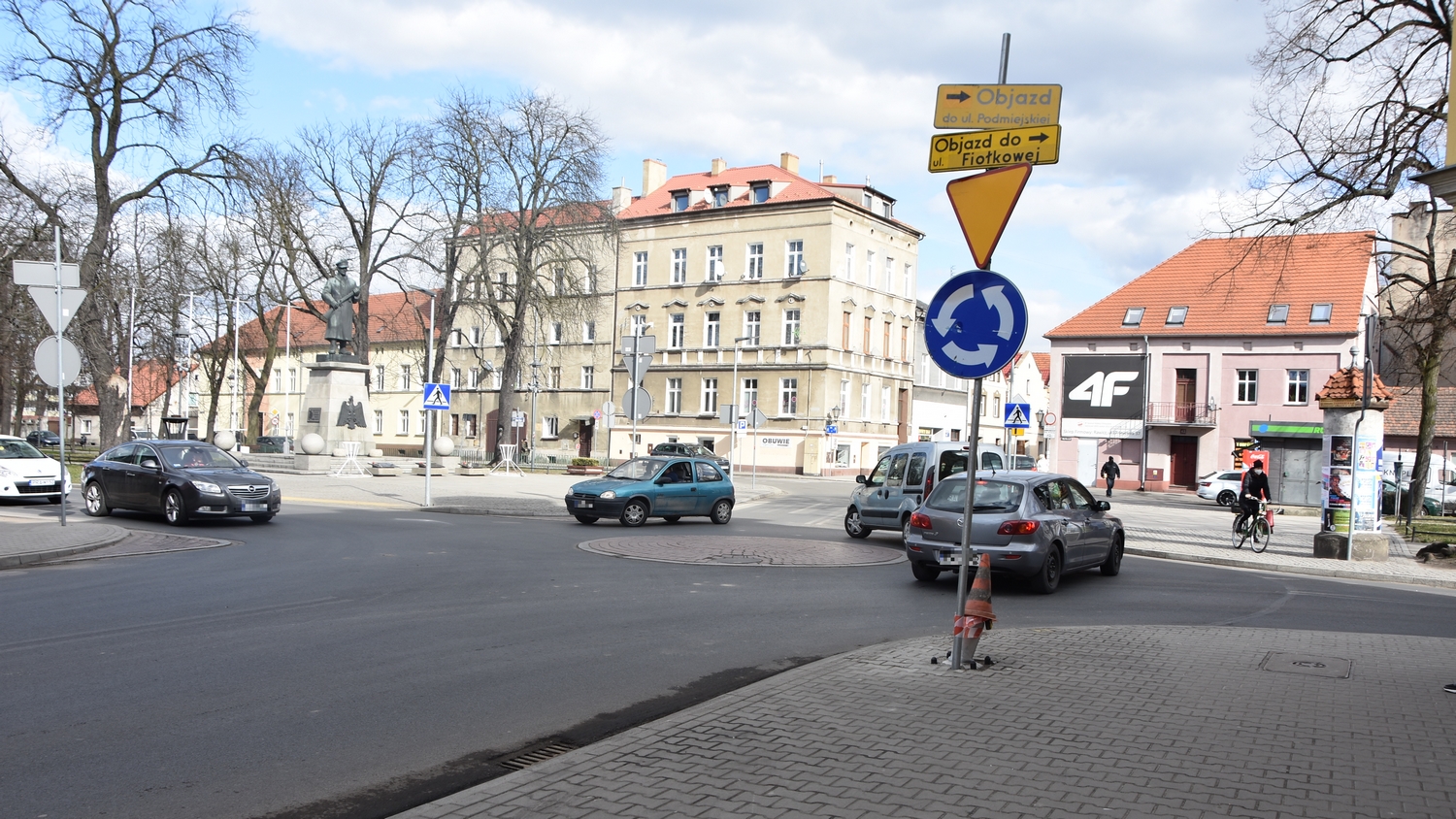 Kolizja na minirondzie. Kierowca ciężarówki zahaczył o latarnię i znaki - Zdjęcie główne