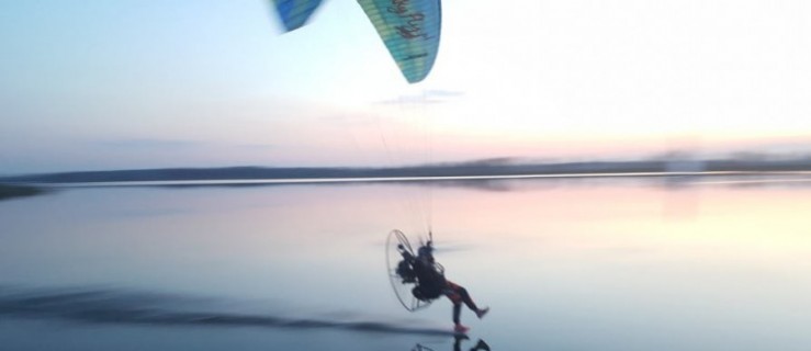 Paralotniarze trenują nad jutrosińskim zalewem - Zdjęcie główne