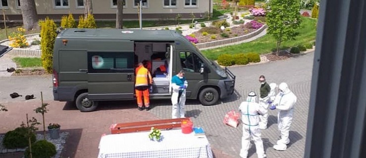 Wojskowe karetki wjechały na teren DPS w Osieku [FOTO] - Zdjęcie główne