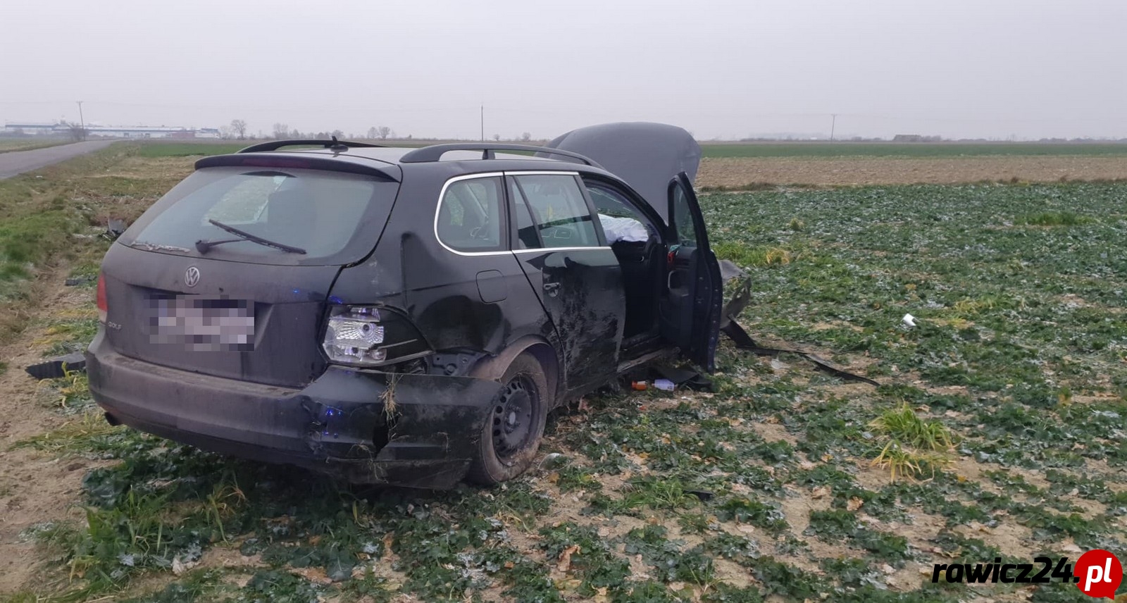 Auto dachowało pod Grąbkowem - Zdjęcie główne