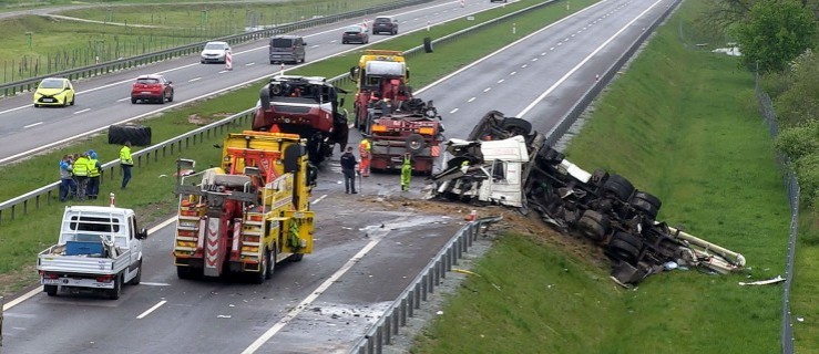 Trwa usuwanie skutków kolizji ciężarówek [FILM+FOTO] - Zdjęcie główne