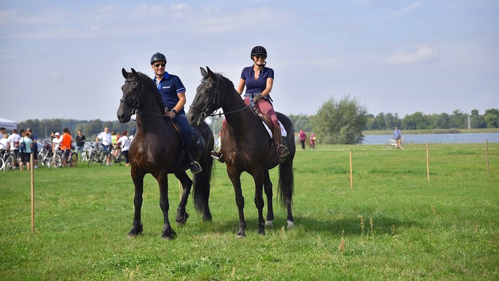 100 rowerzystów, 30 jeźdźców i 15 bryczek. Rajd Śladami Ziemiaństwa w Jutrosinie  - Zdjęcie główne