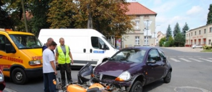 Zderzenie samochodu i motocykla przy domu kultury - Zdjęcie główne