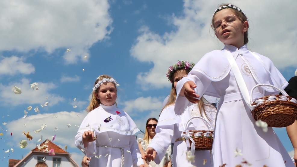 Rawicz. Boże Ciało w Rawiczu. Procesja przeszła ulicami miasta [ZDJĘCIA] - Zdjęcie główne