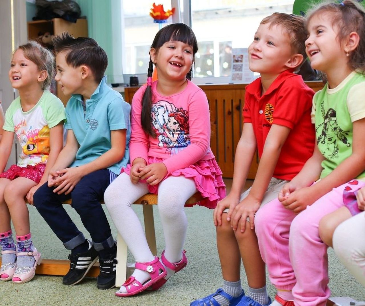 Rząd rozważa przedłużenie obostrzeń. Co  z przedszkolami, żłobkami i szkołami? - Zdjęcie główne