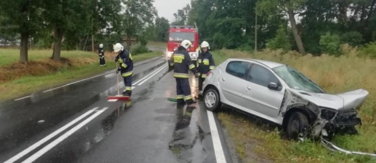 Wypadek w Choczu. Dachował samochód - Zdjęcie główne