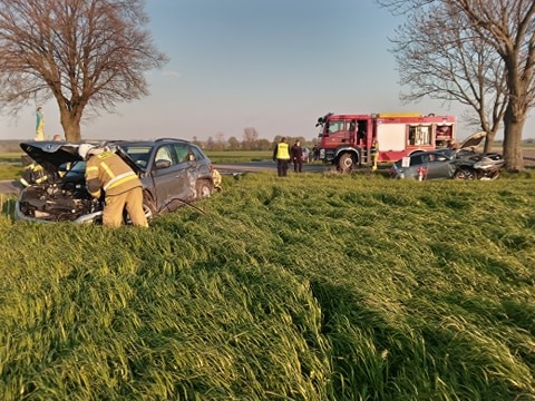 Na drodze powiatowej w gminie Gołuchów - na skrzyżowaniu z drogą Popówek-Macew-Kuchary - doszło do groźnego wypadku. Zderzyły się ze sobą kia i skoda