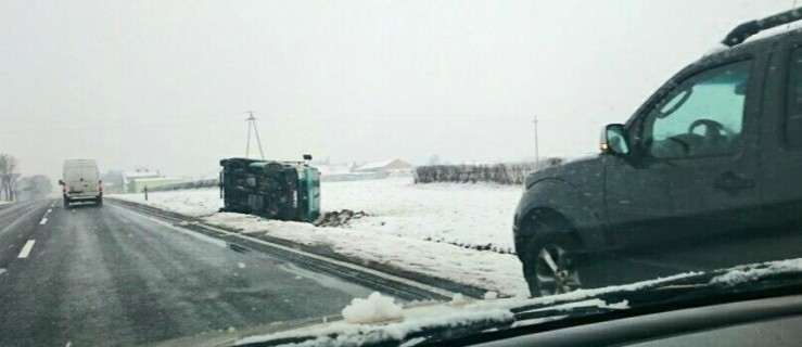 Bus w rowie. Trudne warunki na naszych drogach - Zdjęcie główne