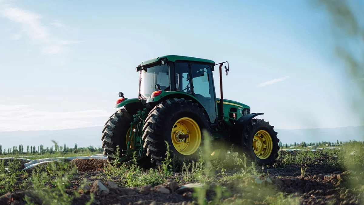 Kierowca ciągnika bez prawa jazdy. Pojazd bez badań technicznych